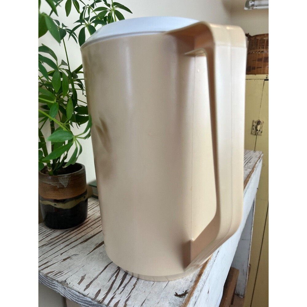 Vintage Rubbermaid Beige Almond With White Lid Pitcher 1 Gallon / Retro Home - Picture 9 of 9